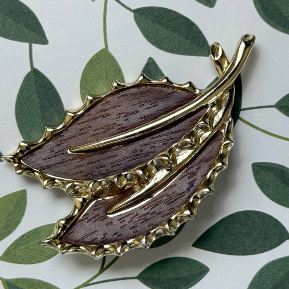 VINTAGE SARAH COVENTRY Brooch WOODED BEAUTY Leaf Brown Gold Metal - Picture 1 of 6